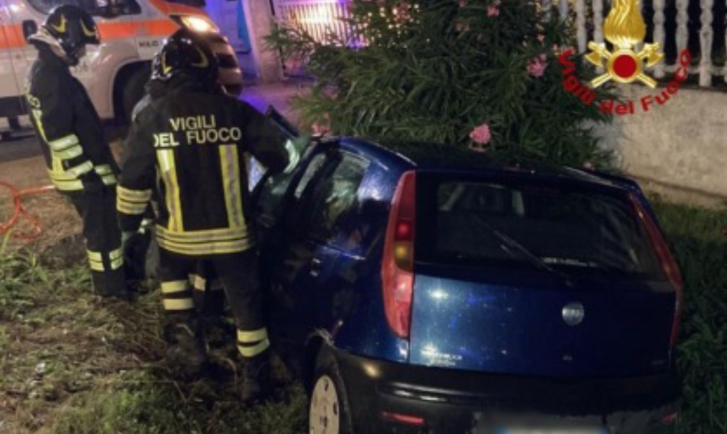 Finisce Con L'auto In Un Fossato E Si Schianta Contro Un Muretto ...